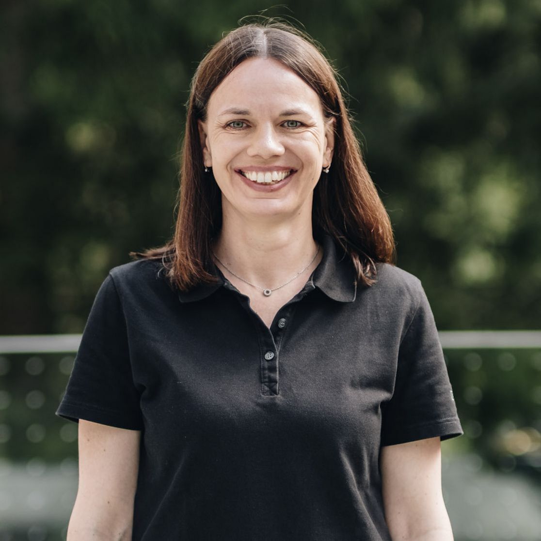 Geschäftsführerin Xenia Jauker auf der Brücke der Wildnis mit Wald im Hintergrund