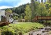 Ein Wohnmobil steht an einem Bach im Schwarzwald.