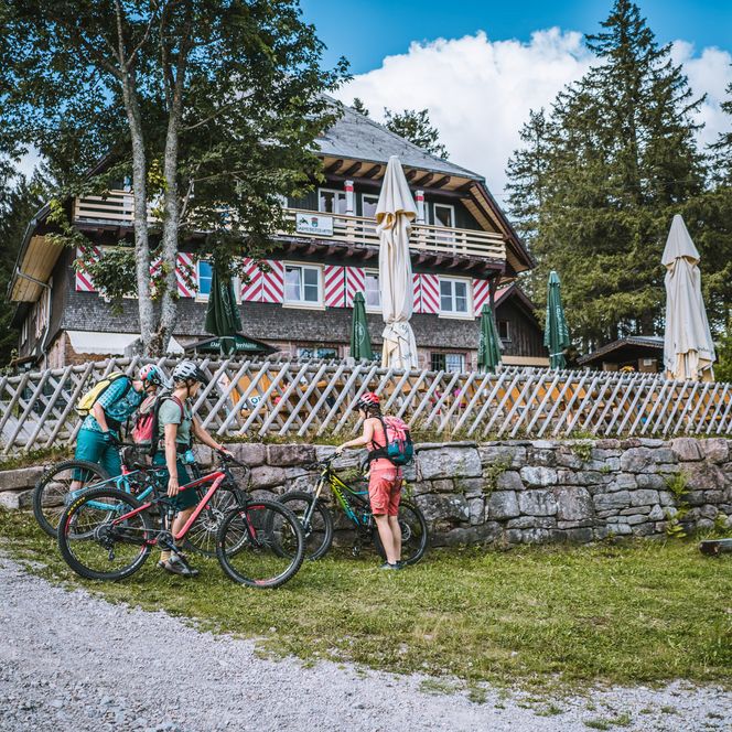 Eine Wanderhütte wird von Mountainbikern besucht