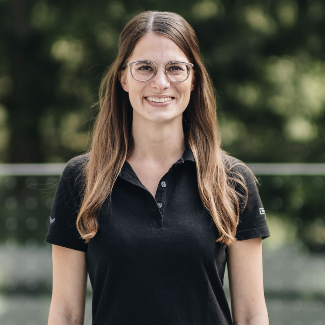 Geschäftsführerin Myriam Geiser auf der Brücke der Wildnis mit Wald im Hintergrund